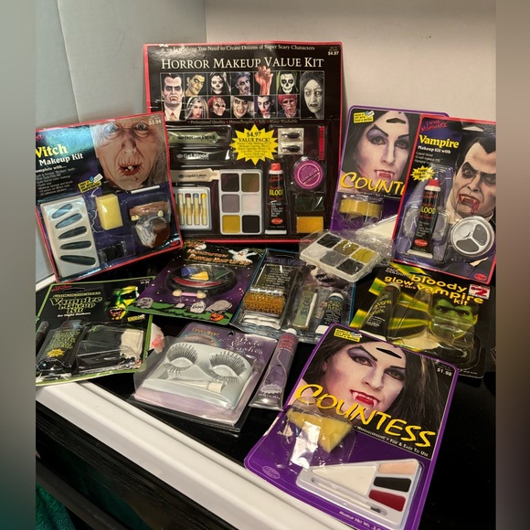 Lot of Halloween makeup kits - Picture 1 of 6